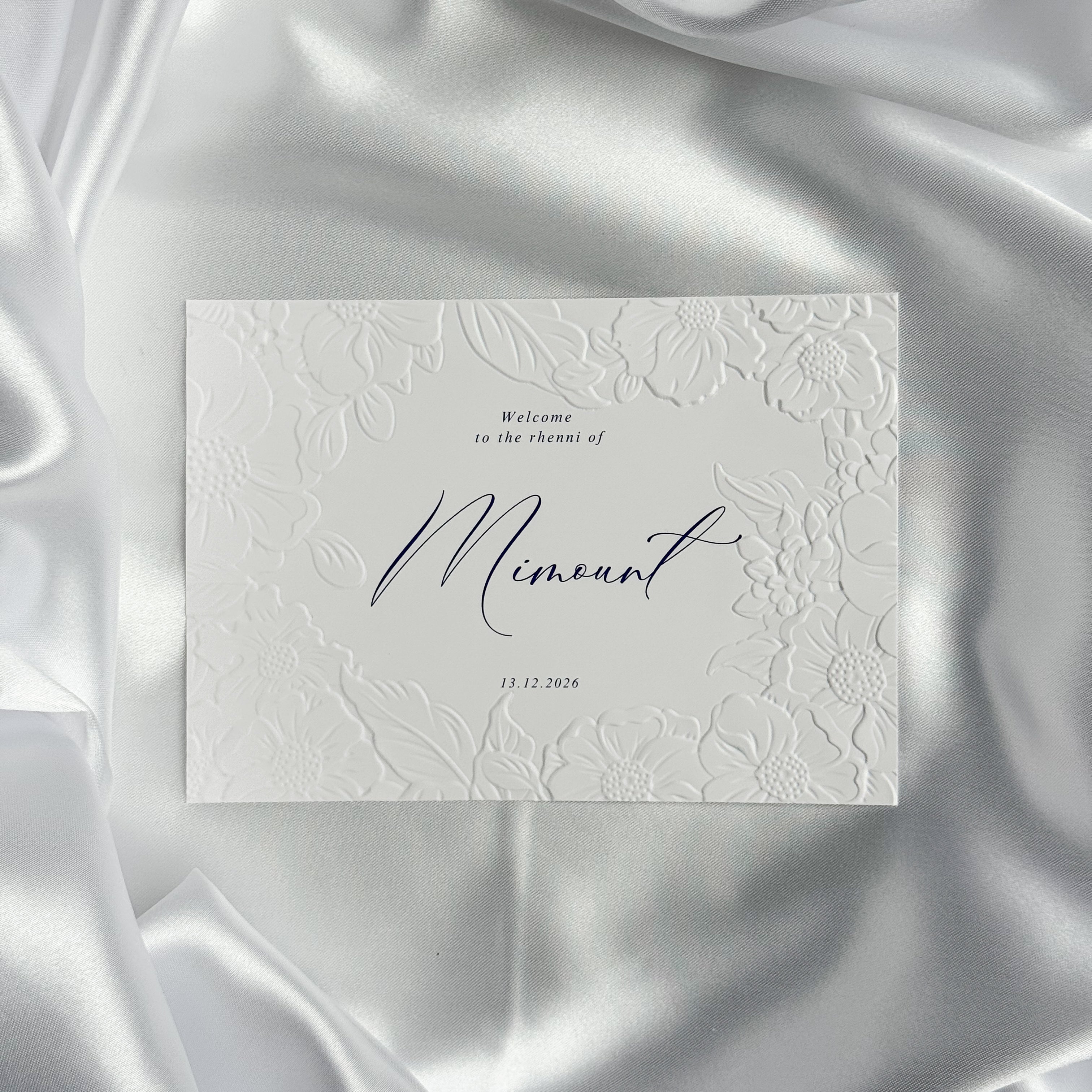 Luxe embossed tafelkaart voor henna / kına, klassiek met blauwe sierletters, productfoto 2 - Creations and More
