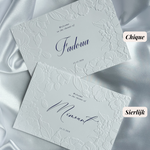 Luxe embossed tafelkaart voor henna / kına, klassiek met blauwe sierletters, productfoto 3 - Creations and More