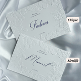 Luxe embossed tafelkaart voor henna / kına, klassiek met blauwe sierletters, productfoto 3 - Creations and More