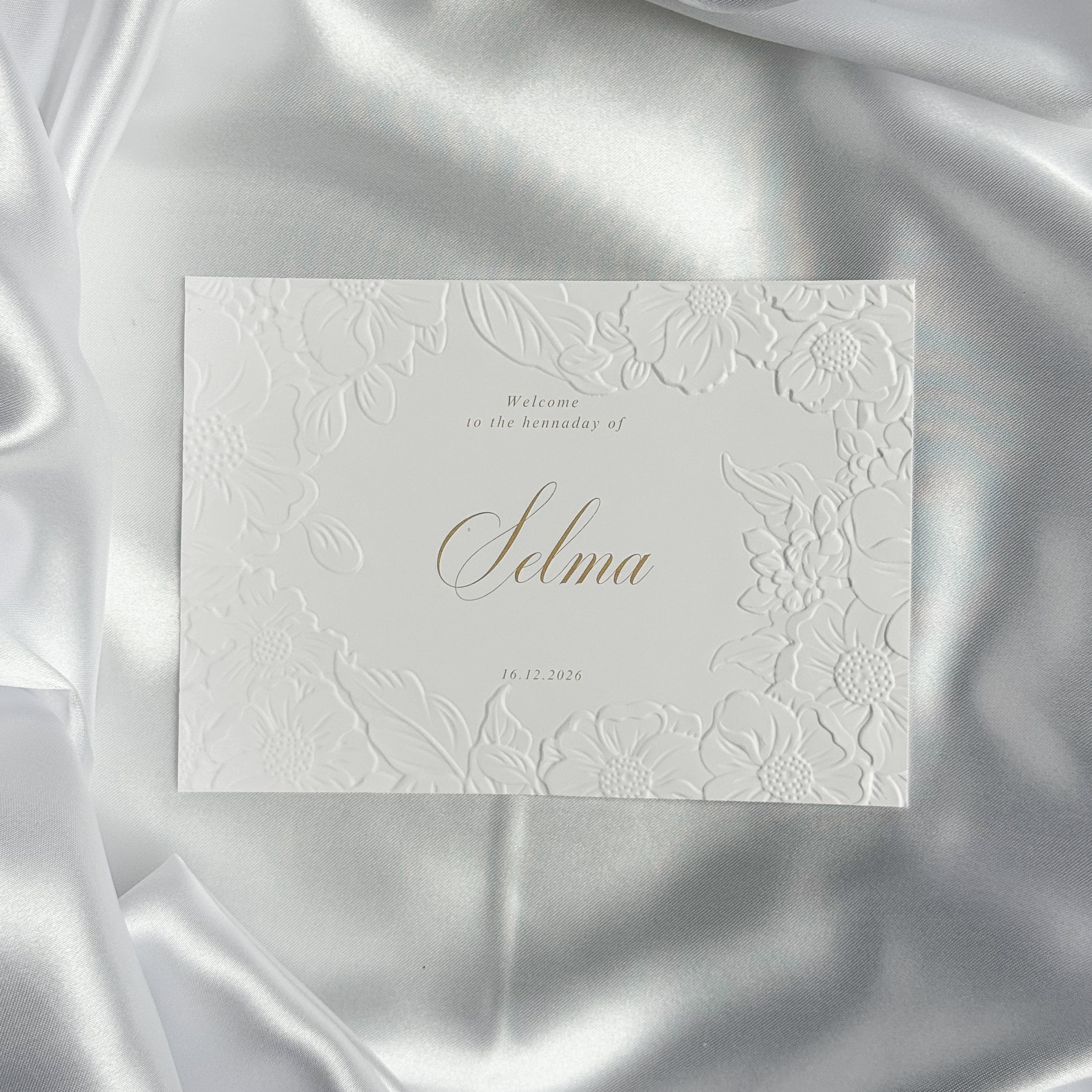Luxe embossed tafelkaart voor henna / kına, klassiek met gouden sierletters - Creations and More