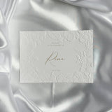Luxe embossed tafelkaart voor henna / kına, klassiek met gouden sierletters, productfoto 2 - Creations and More