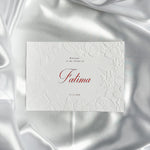 Luxe embossed tafelkaart voor henna / kına, klassiek met rode sierletters - Creations and More