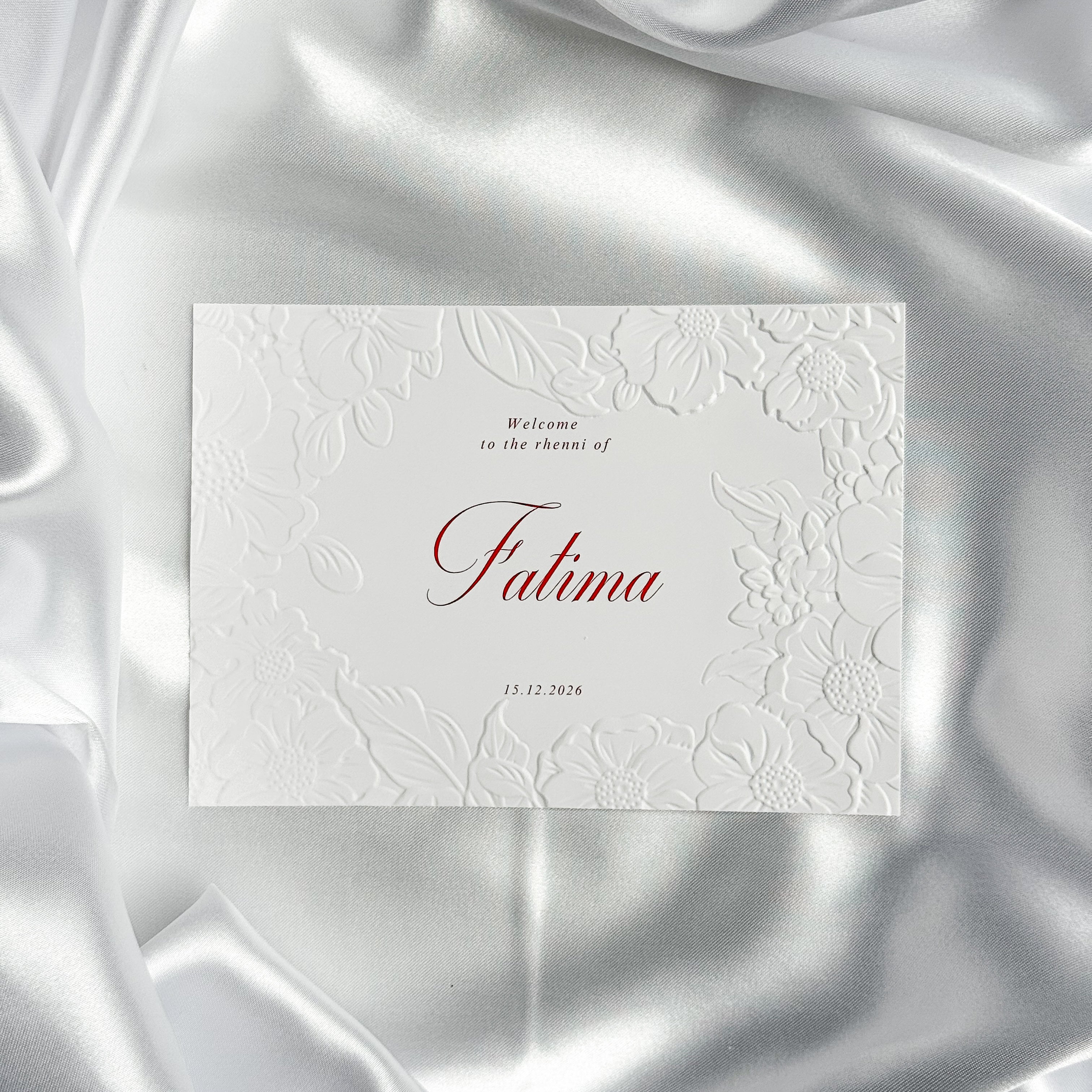 Luxe embossed tafelkaart voor henna / kına, klassiek met rode sierletters - Creations and More