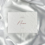 Luxe embossed tafelkaart voor henna / kına, klassiek met rode sierletters, productfoto 2 - Creations and More