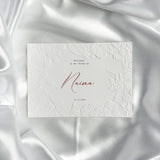 Luxe embossed tafelkaart voor henna / kına, klassiek met rode sierletters, productfoto 2 - Creations and More