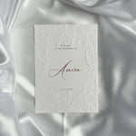 Luxe embossed tafelkaart voor henna / kına, klassiek met rode sierletters, productfoto 3 - Creations and More