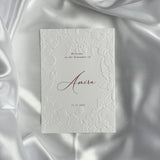 Luxe embossed tafelkaart voor henna / kına, klassiek met rode sierletters, productfoto 3 - Creations and More