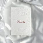 Luxe embossed tafelkaart voor henna / kına, klassiek met rode sierletters, productfoto 4 - Creations and More