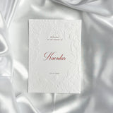 Luxe embossed tafelkaart voor henna / kına, klassiek met rode sierletters, productfoto 4 - Creations and More