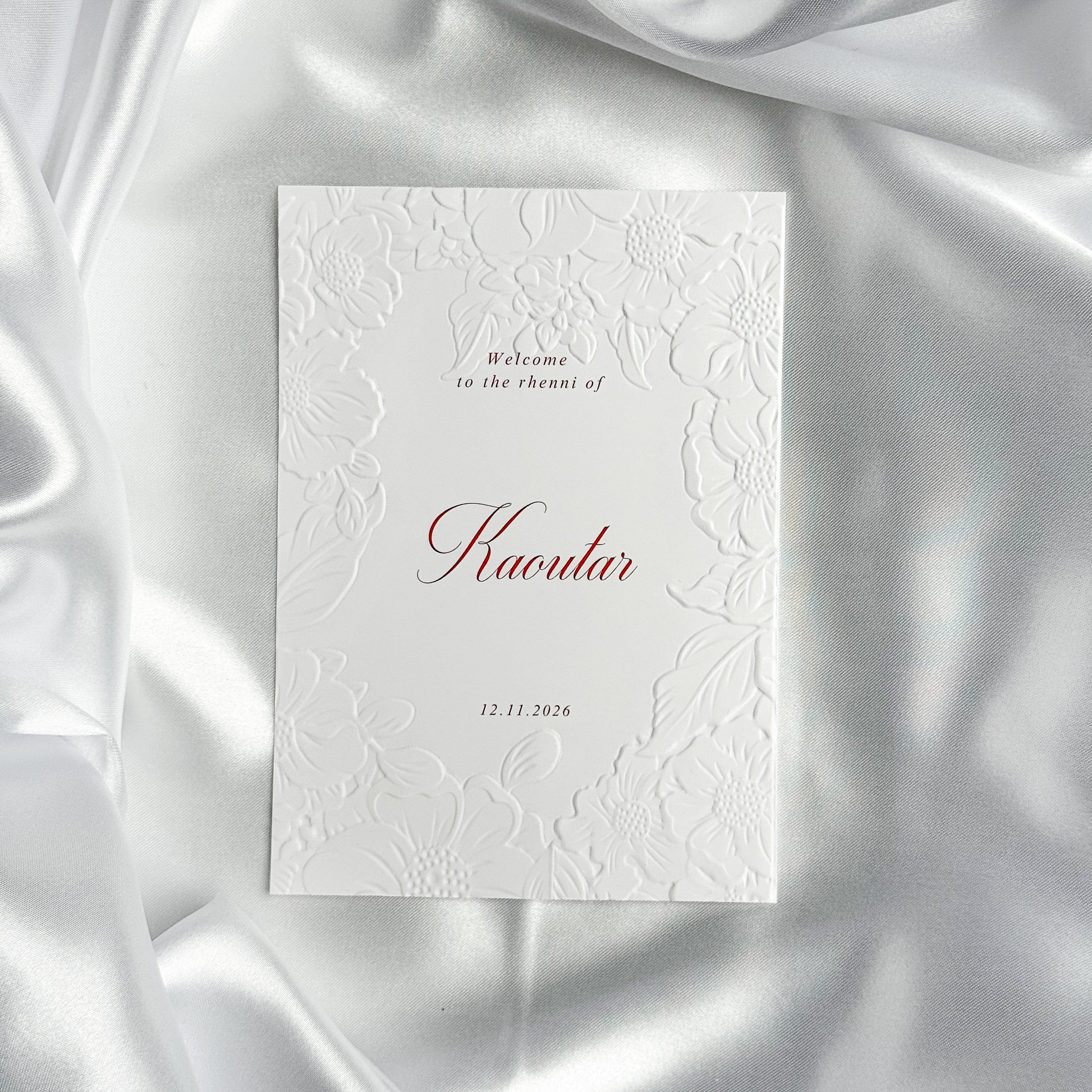 Luxe embossed tafelkaart voor henna / kına, klassiek met rode sierletters, productfoto 4 - Creations and More