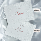 Luxe embossed tafelkaart voor henna / kına, klassiek met rode sierletters, productfoto 5 - Creations and More