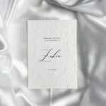 Luxe embossed tafelkaart voor henna / kına, klassiek met zwarte sierletters - Creations and More
