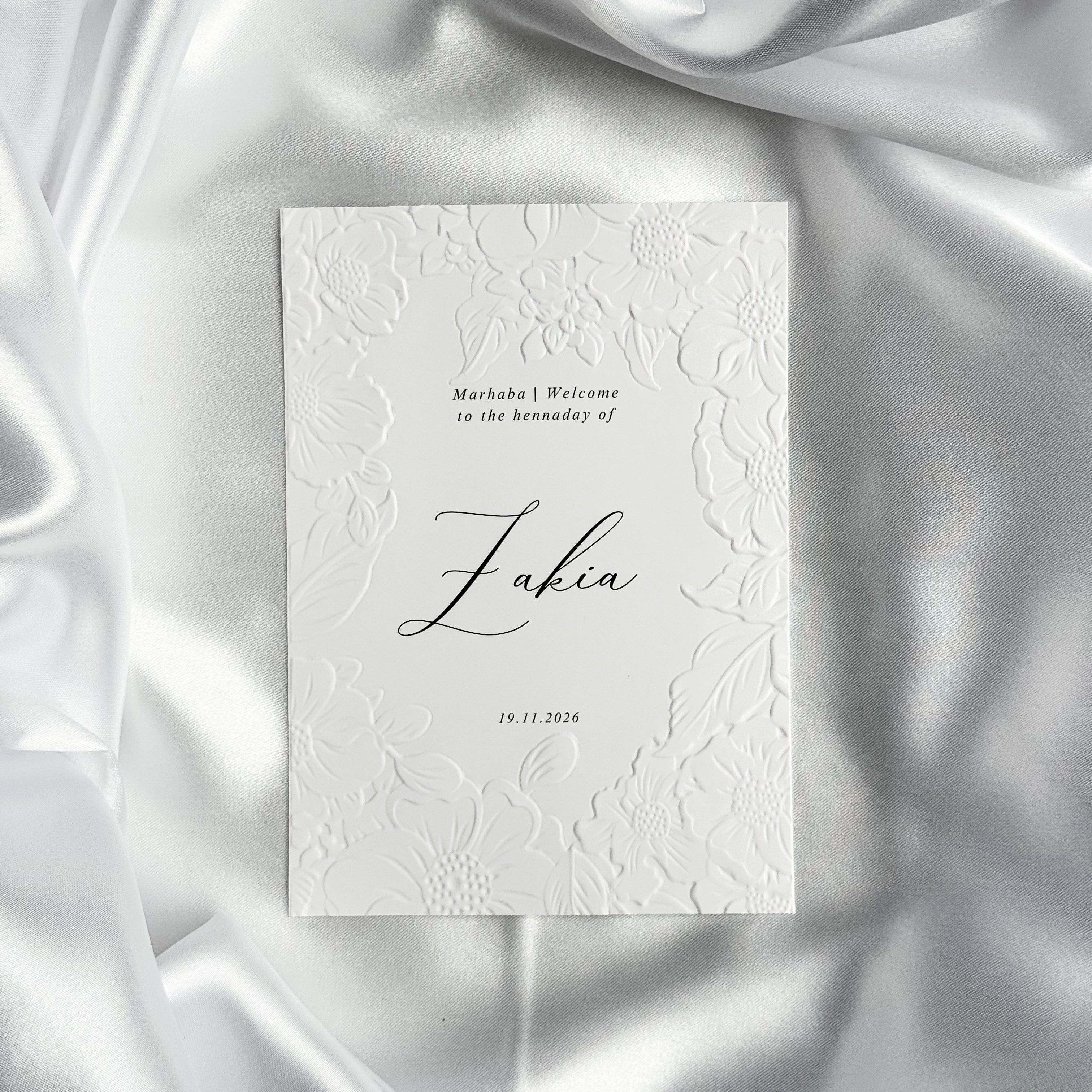 Luxe embossed tafelkaart voor henna / kına, klassiek met zwarte sierletters - Creations and More