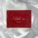 Luxe embossed tafelkaart voor henna / kına, rood met witte sierletters - Creations and More