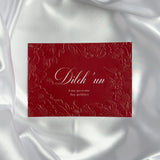 Luxe embossed tafelkaart voor henna / kına, rood met witte sierletters - Creations and More