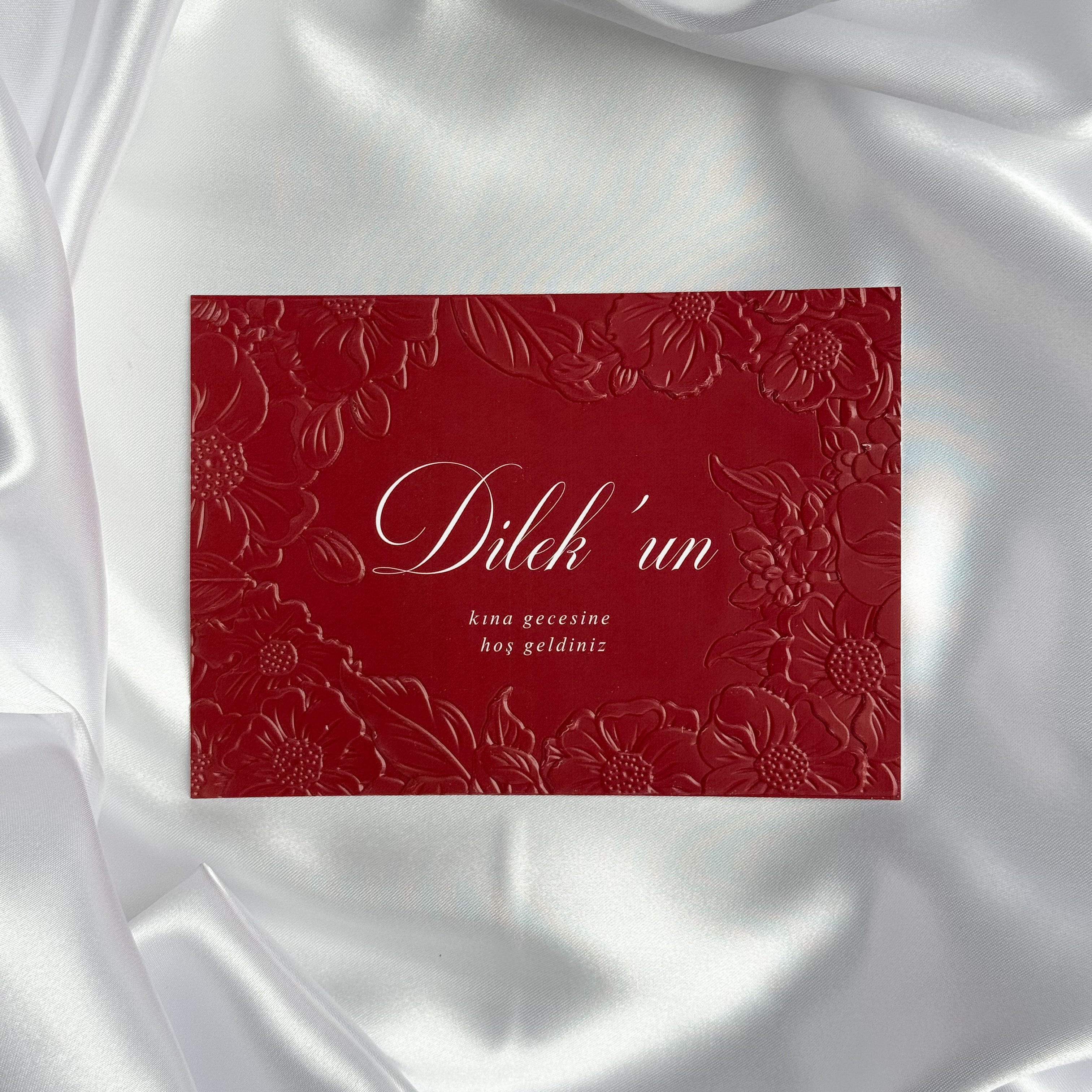 Luxe embossed tafelkaart voor henna / kına, rood met witte sierletters - Creations and More