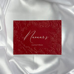 Luxe embossed tafelkaart voor henna / kına, rood met witte sierletters, productfoto 2 - Creations and More