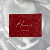 Luxe embossed tafelkaart voor henna / kına, rood met witte sierletters, productfoto 2 - Creations and More