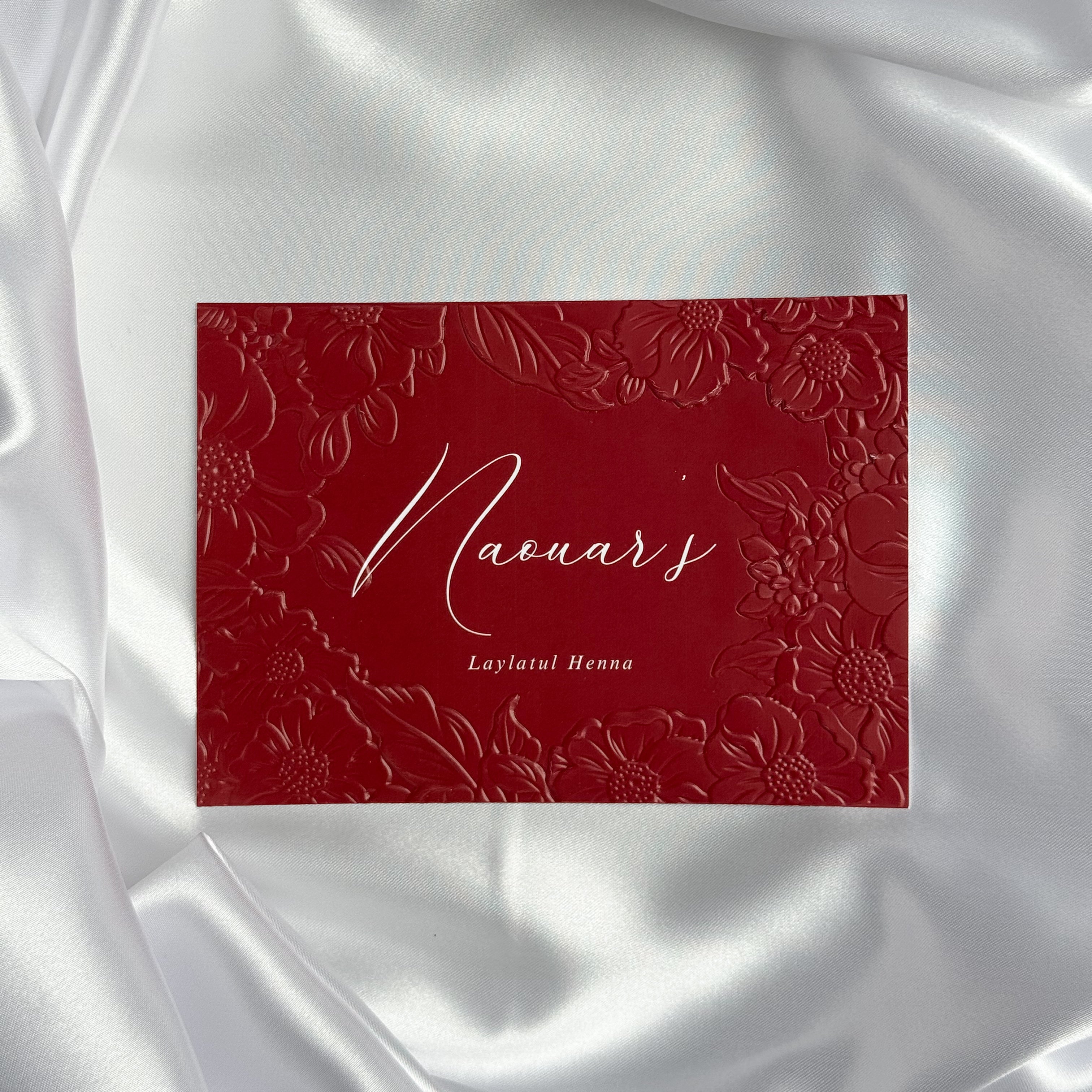 Luxe embossed tafelkaart voor henna / kına, rood met witte sierletters, productfoto 2 - Creations and More
