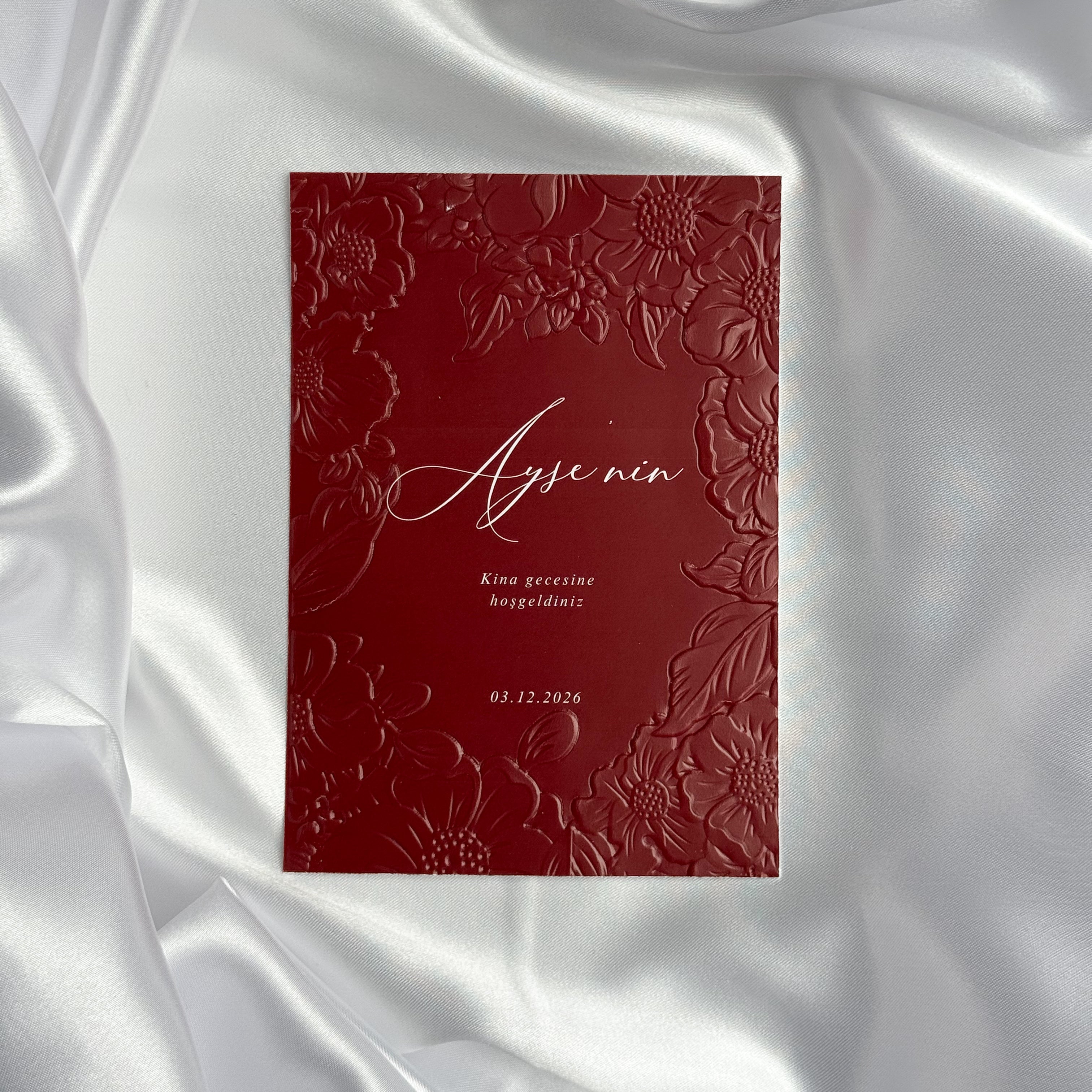 Luxe embossed tafelkaart voor henna / kına, rood met witte sierletters, productfoto 3 - Creations and More