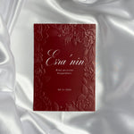 Luxe embossed tafelkaart voor henna / kına, rood met witte sierletters, productfoto 4 - Creations and More