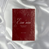 Luxe embossed tafelkaart voor henna / kına, rood met witte sierletters, productfoto 4 - Creations and More