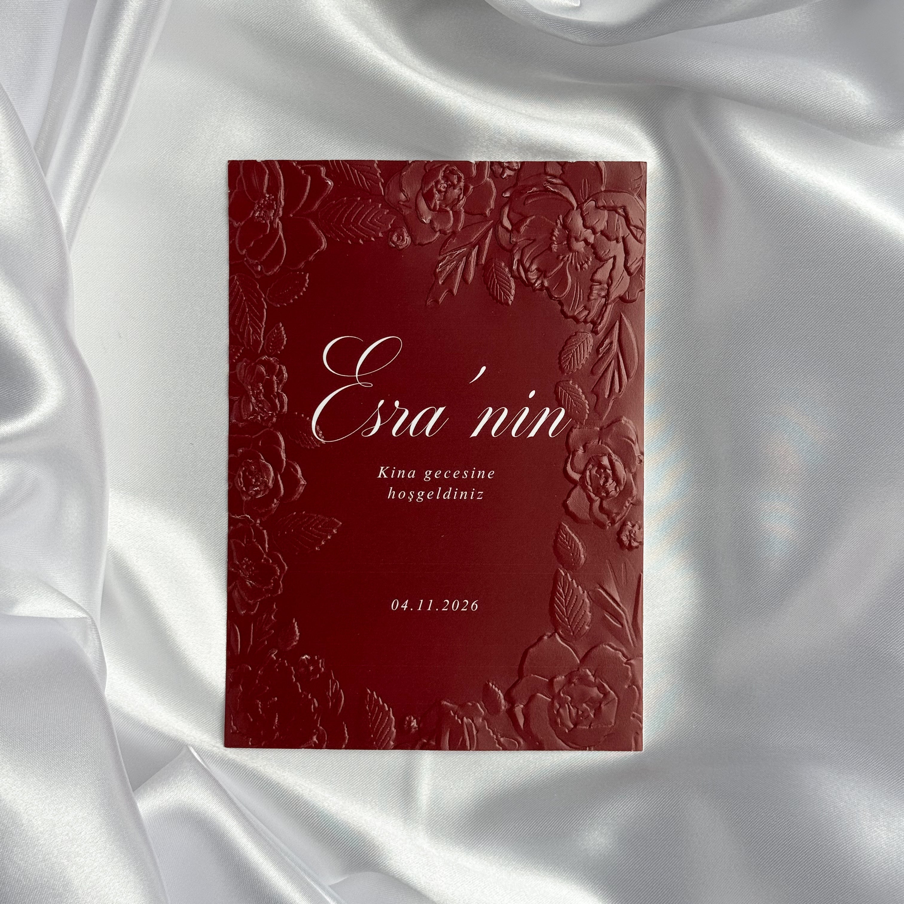 Luxe embossed tafelkaart voor henna / kına, rood met witte sierletters, productfoto 4 - Creations and More