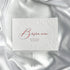 Luxe embossed tafelkaart voor henna / kına, wit met rode sierletters - Creations and More