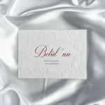 Luxe embossed tafelkaart voor henna / kına, wit met rode sierletters, productfoto 2 - Creations and More