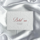 Luxe embossed tafelkaart voor henna / kına, wit met rode sierletters, productfoto 2 - Creations and More