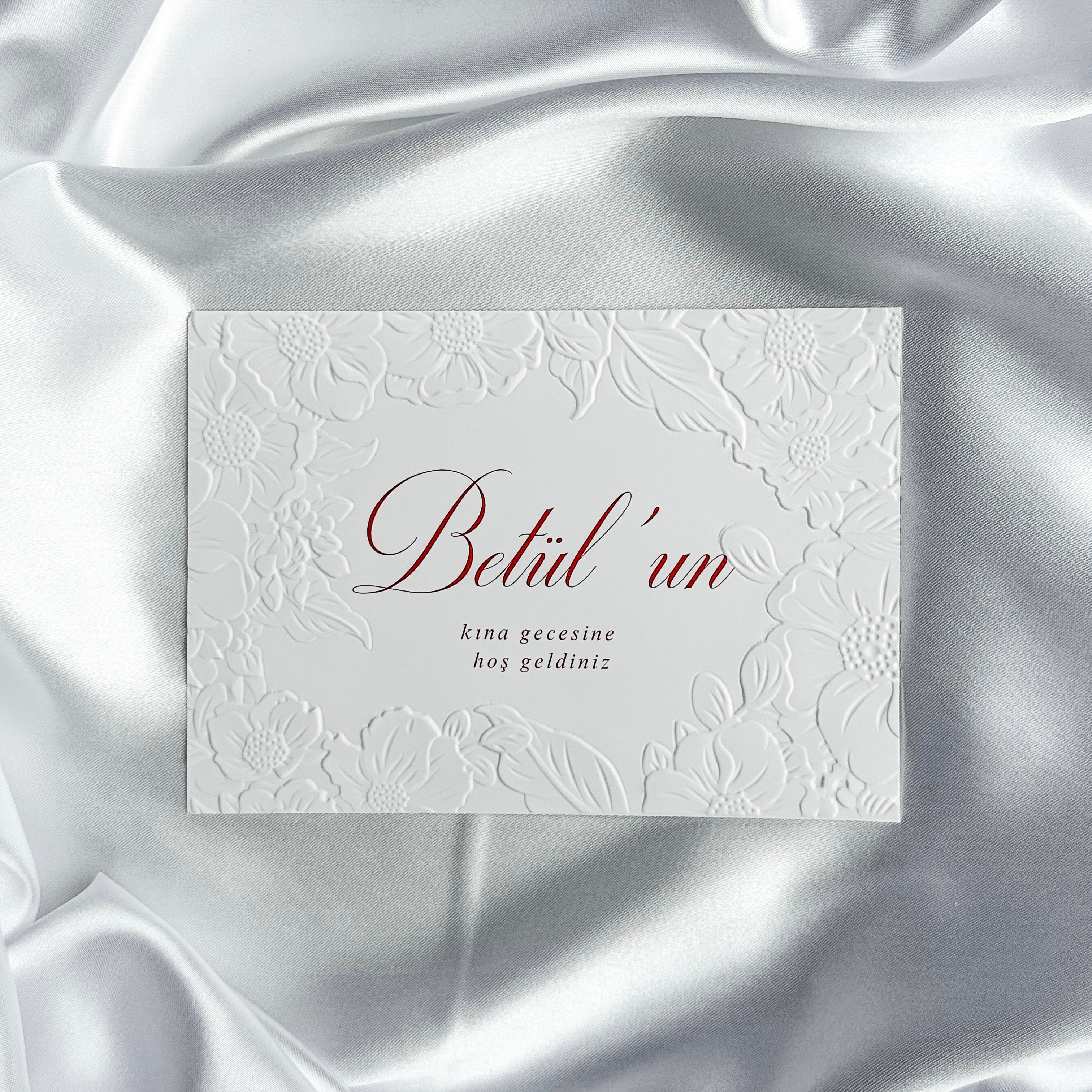 Luxe embossed tafelkaart voor henna / kına, wit met rode sierletters, productfoto 2 - Creations and More
