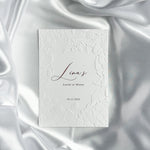 Luxe embossed tafelkaart voor henna / kına, wit met rode sierletters, productfoto 4 - Creations and More