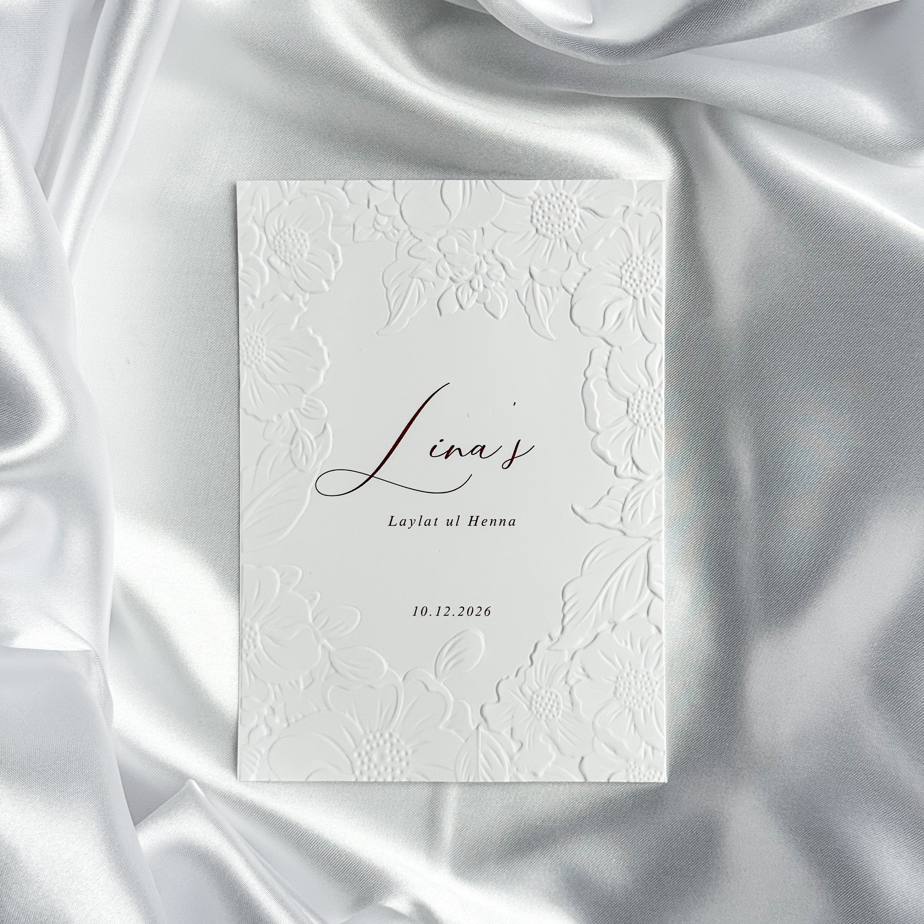 Luxe embossed tafelkaart voor henna / kına, wit met rode sierletters, productfoto 4 - Creations and More