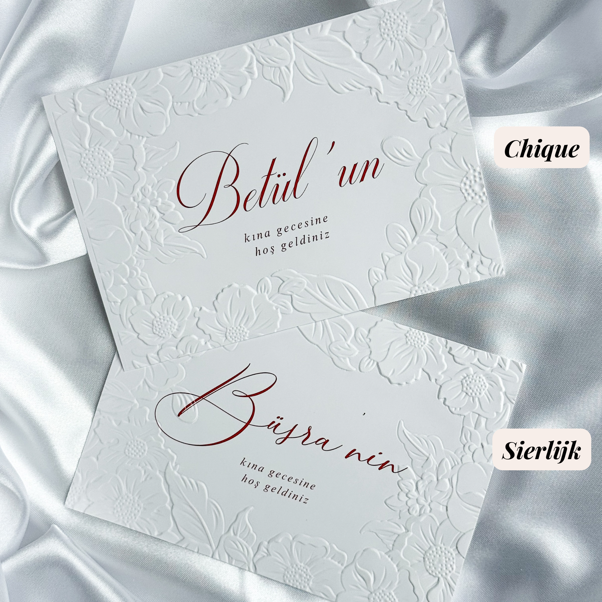 Luxe embossed tafelkaart voor henna / kına, wit met rode sierletters, productfoto 5 - Creations and More