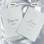 Luxe embossed tafelkaart voor henna / kına, wit met rode sierletters, productfoto 6 - Creations and More