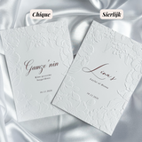Luxe embossed tafelkaart voor henna / kına, wit met rode sierletters, productfoto 6 - Creations and More
