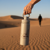 RVS drinkfles alhamdoulilaah for every sip licht taupe met donkerbruine opdruk magnetische telefoonhouder