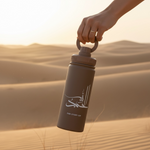 RVS drinkfles alhamdoulilaah for every sip donkerbruin met lichtbeige opdruk magnetische telefoonhouder