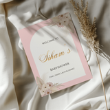 Tafelkaart babyshower met roze boog en bloemen - Creations and More