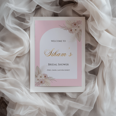 Tafelkaart bridal shower met roze boog, bloemen en gouden letters - Creations and More